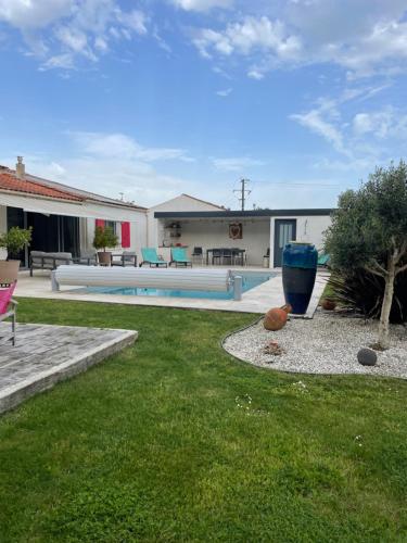 une maison avec une cour et une piscine dans l'établissement Charentaise contemporaine, à Anais