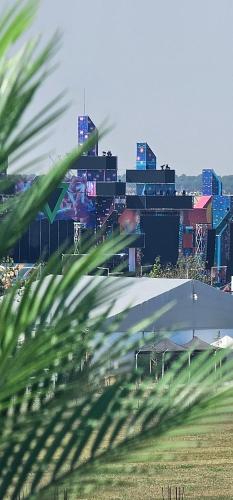 コスティネシュティにあるBeach Please VIPのヤシの木と建物のある街並み