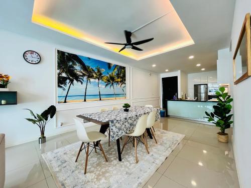 ein Esszimmer mit Tisch und Stühlen in der Unterkunft The Shore Premium Melaka By I Housing in Malakka