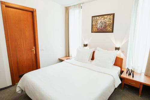 Ένα ή περισσότερα κρεβάτια σε δωμάτιο στο Hotel Duke Romana City Center