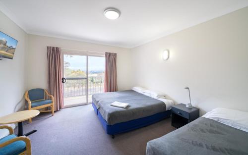 Voodi või voodid majutusasutuse BATHURST GOLDFIELDS MOTEL at 428 CONROD STRAIGHT MOUNT PANORAMA toas