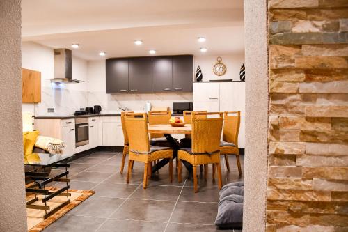 Kuchyň nebo kuchyňský kout v ubytování Ferienwohnung Dina