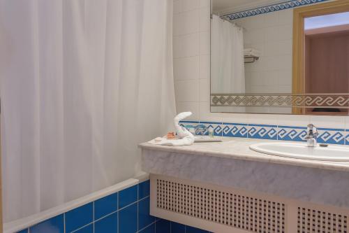 un baño con lavabo y espejo en Bizerta Resort Congres & SPA, en Bizerte