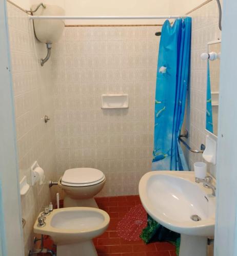 a small bathroom with a toilet and a sink at La casa di Anna Maria in Nardò