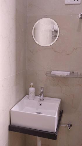 a white sink in a bathroom with a mirror at Sagar Villa Udaipur in Udaipur