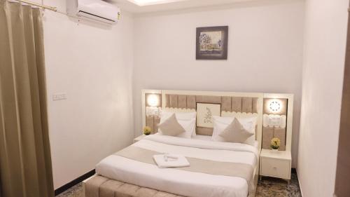 a hotel room with two beds with white sheets at Sagar Villa Udaipur in Udaipur