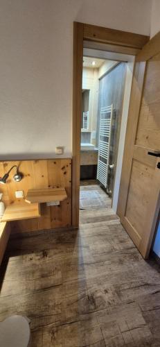 a room with a door leading to a bathroom at Appartement-Pension Familie Gewessler in Bad Mitterndorf