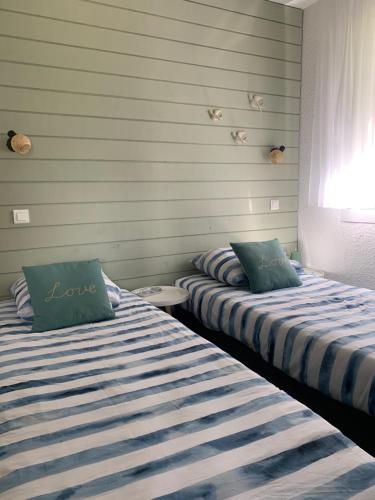 Postel nebo postele na pokoji v ubytování La Suite Unique - Le jardin sur les Pyrénées- vue panoramique montagne -jardin clôturé privé de 100m2-Parking-Linge de lit et serviettes compris-