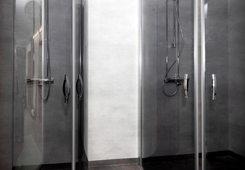 una doccia in un bagno con una porta in vetro di CityLoginn a Närpiö
