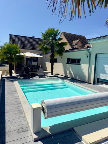 une piscine devant une maison dans l'établissement Chambre chez l'habitant avec piscine 400m Circuit 24h Le Mans, au Mans