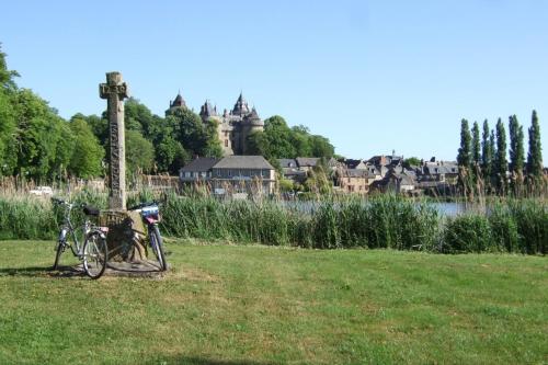 a bike parked next to a pole in a field at Les Rêveries de Tinténiac in Tinténiac