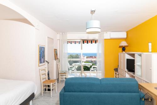 - une chambre avec un lit et un canapé bleu dans l'établissement L'estivalière, à La Celle-sous-Gouzon