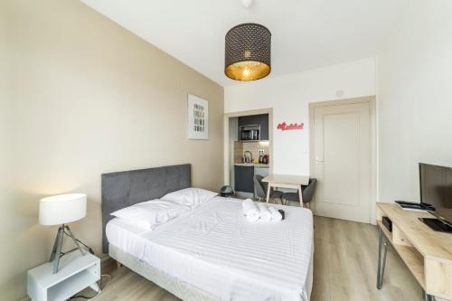 une chambre avec un lit, un bureau et une télévision dans l'établissement Studio Hypercentre avec vue sur le vieux Lyon AIL, à Lyon