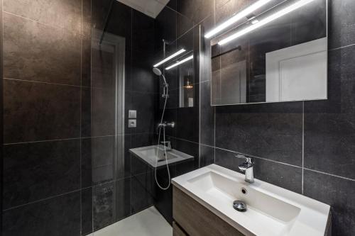 une salle de bain avec un lavabo et un miroir dans l'établissement Studio Hypercentre avec vue sur le vieux Lyon AIL, à Lyon