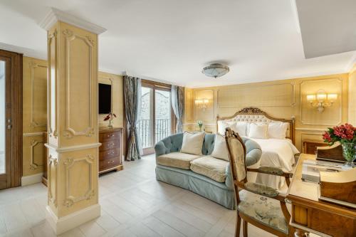 a bedroom with a bed and a couch at Hotel Bardot Boutique in Panama City
