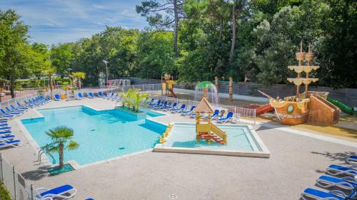 ZEcamping 4 animé piscine couvertedans la foret proche de la plage