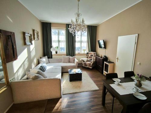 a living room with a couch and a table at Apartment London Garten & Pool als Extra möglich barrierefrei in Mühlhausen