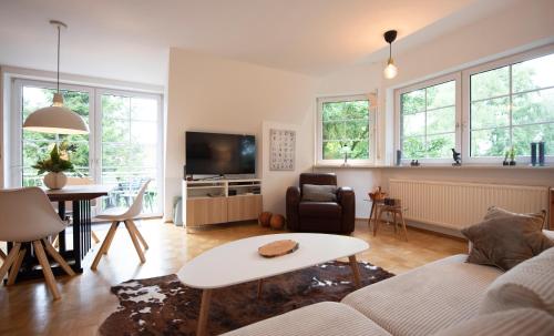 Heideidyll - Wohnung mit WLAN, Balkon, Grill & Garageにあるテレビまたはエンターテインメントセンター