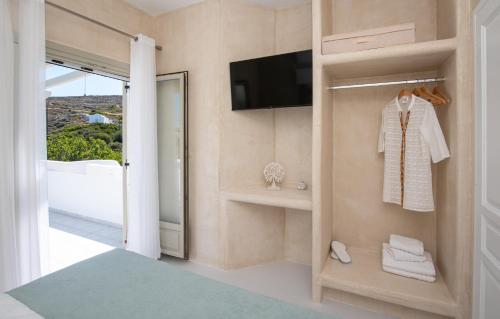 TV a/nebo společenská místnost v ubytování Moustakas Beach Apartments