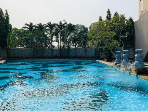 Πισίνα στο ή κοντά στο Apartemen Exclusive Slipi Grogol Senayan Sudirman 3BR 1 Full Furnished