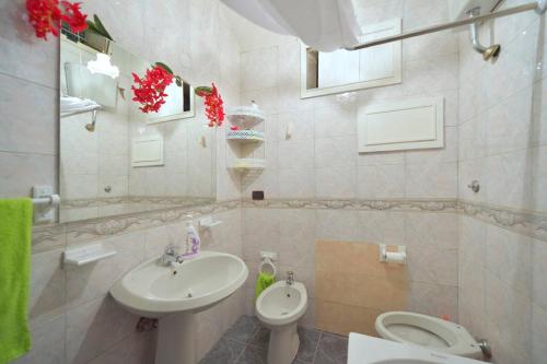 ナポリにあるIl Basso 13の白いバスルーム(洗面台、トイレ付)