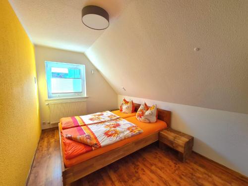 Una cama pequeña en una habitación con ventana. en Ferienwohnung Seemöwe Usedom, en Heringsdorf