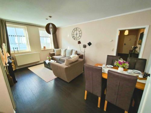 a living room with a table and a dining room at Apartment Kapstadt Garten & Poolnutzung als Extra möglich in Mühlhausen