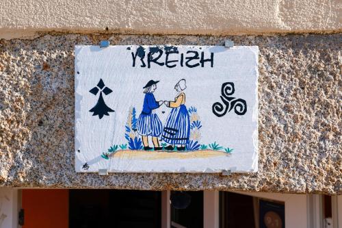 a sign on the side of a building at Chambre Breizh in Cast