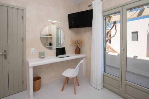 TV a/nebo společenská místnost v ubytování Moustakas Beach Apartments
