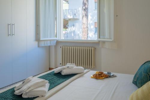 Postel nebo postele na pokoji v ubytování Elegant 2-Suite Residence, near the Thermal Baths