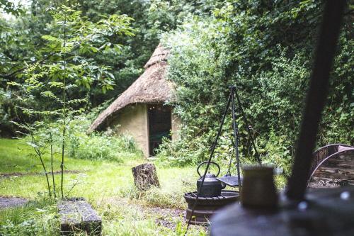 Zahrada ubytování Thatched Roundhouse in Somerset Woodland