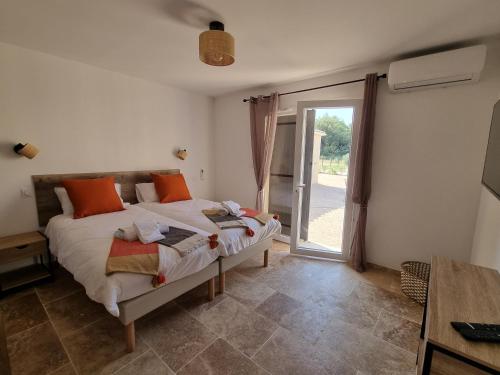 une chambre avec un lit et une porte coulissante en verre dans l'établissement L'Orée du Ventoux - Crillon-le-Brave, à Crillon-le-Brave