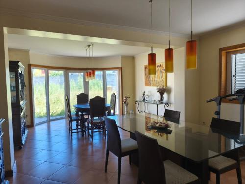 una cucina e una sala da pranzo con tavolo e sedie di 2 Floors Villa Close Apulia Beach a Esposende