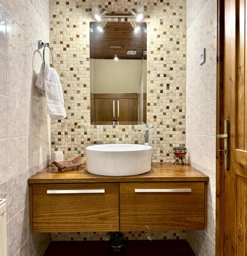 a bathroom with a sink and a mirror at Apokas Country House in Zoopiyi