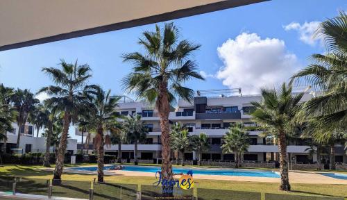 Bazén v ubytování Alfredsi Luxury Poolside Retreat Apt Duly11 nebo v jeho okolí