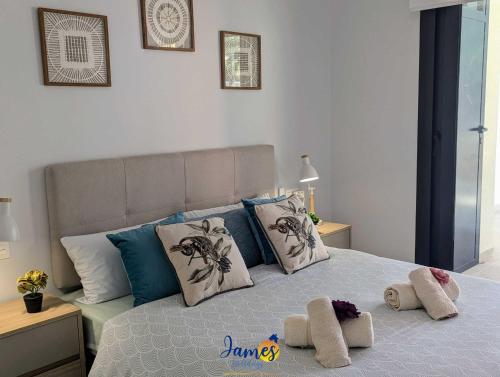 Postel nebo postele na pokoji v ubytování Alfredsi Luxury Poolside Retreat Apt Duly11