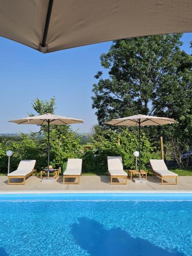 Bazén v ubytování CASA AMORE Exclusive with pool nebo v jeho okolí