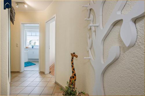 una jirafa parada junto a una pared en un pasillo en Ferienwohnung Pretzer, en Ostseebad Koserow