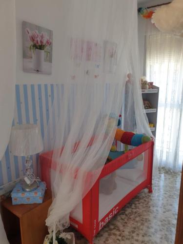 a red bed with a canopy in a room at La casa de mis padres in Júzcar