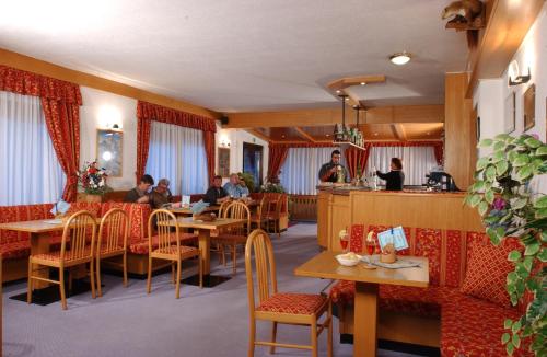 A restaurant or other place to eat at Hotel Ortles Dolomiti Walking & Spa