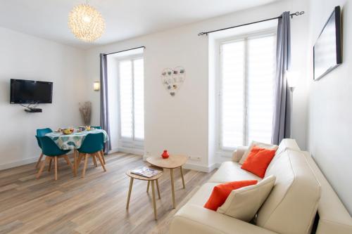 #28 Staywizus -1 BDR Flat AC Balcony Hper Central 10mins to Beach & old town