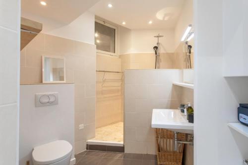 une salle de bain avec une douche, des toilettes et un lavabo dans l'établissement #28 1 BDR Flat AC Balcony Hper Central 10mins to Beach & old town, à Nice