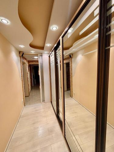 a hallway of a house with a ceiling at Apartament de lux cu terasă in Ploieşti