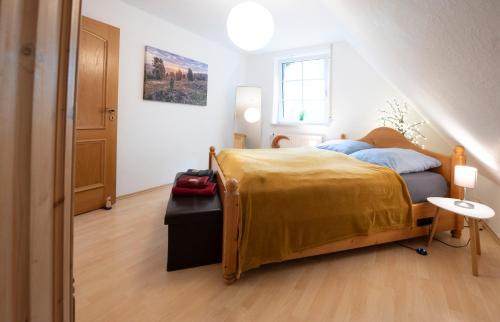 Heideidyll - Wohnung mit WLAN, Balkon, Grill & Garageにあるベッド