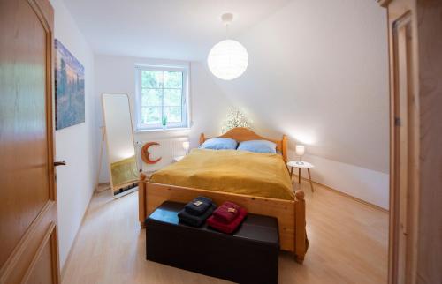 シュネーヴァーディンゲンにあるHeideidyll - Wohnung mit WLAN, Balkon, Grill & Garageの窓のある部屋にベッドがある寝室