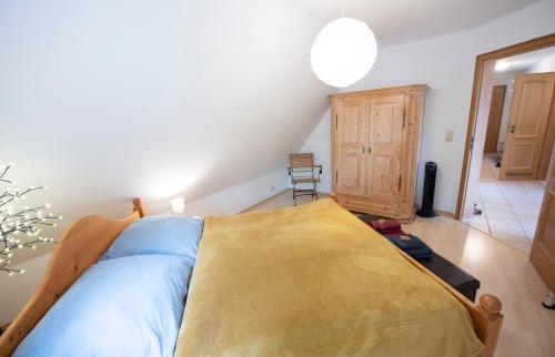 Heideidyll - Wohnung mit WLAN, Balkon, Grill & Garageにあるベッド