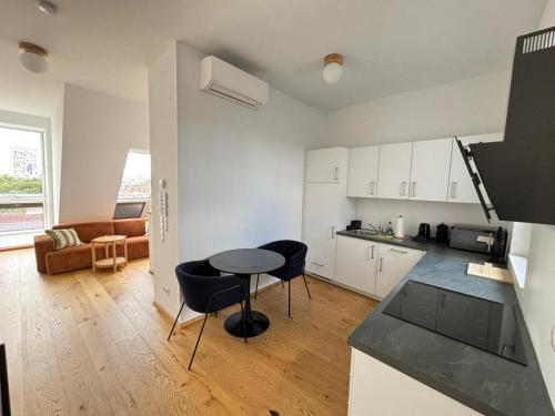 OrestaLiving - Penthouse in 2nd District with View