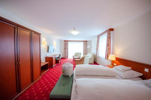 Rúm í herbergi á Hotel Ossiacher See