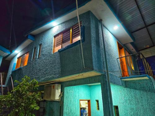 a building with a blue wall with a balcony at El Rincón de Oaxaca - apartamento completo in Oaxaca City