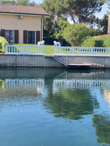 Vista de un río cerca de esta villa